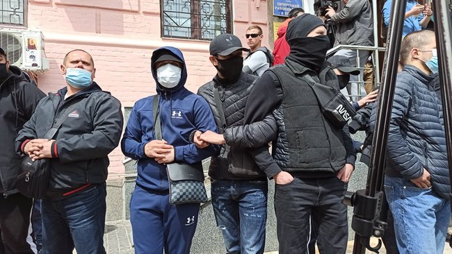 Поліція розділила тітушок і активістів, які пікетують суд щодо обрання запобіжного заходу Медведчуку 07