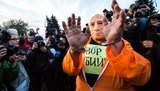 Опозиційного активіста Іванютенка, відомого своїми появами в масці Путіна, підрізали в Пітері, - "Медіазона"