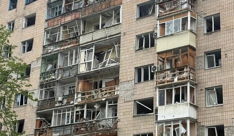 Ворог ударив ФАБами по Слов’янську: 3 людини поранені, зруйновано навчальний заклад. ВІДЕО+ФОТО