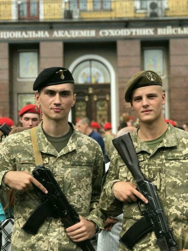 Мама Героя України Тараса Матвіїва: Останні обійми, останній синівський поцілунок... Ми були у масках і рукавицях. Так захотів Тарас, він хвилювався за нас. Останні дотики - через гумові рукавички і маски 10 Мама Героя України Тараса Матвіїва: Останні обійми, останній синівський поцілунок... Ми були у масках і рукавицях. Так захотів Тарас, він хвилювався за нас. Останні дотики - через гумові рукавички і маски 10