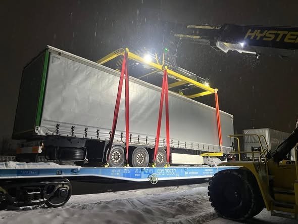 "Укрзалізниця" вперше відправила контрейлерний поїзд до Угорщини