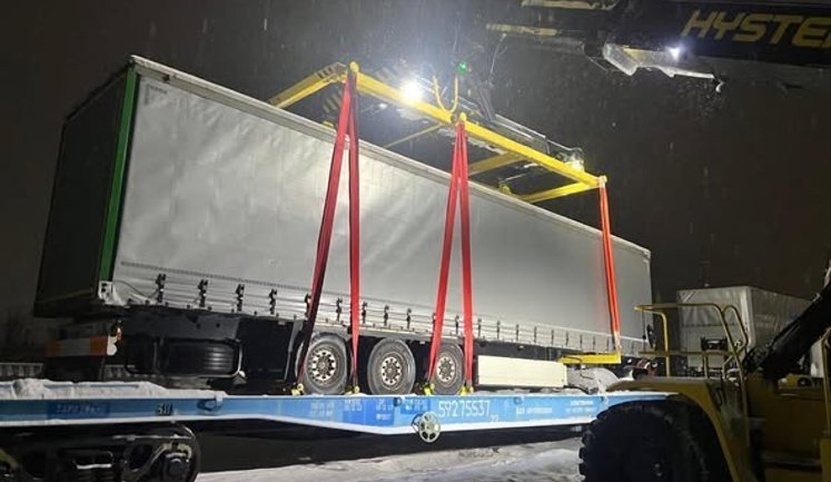 "Укрзалізниця" вперше відправила поїзд з напівпричепами до фур до Угорщини. ФОТО