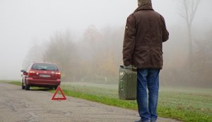 Через дефіцит пального російські військові конфісковують бензин у цивільних у Криму