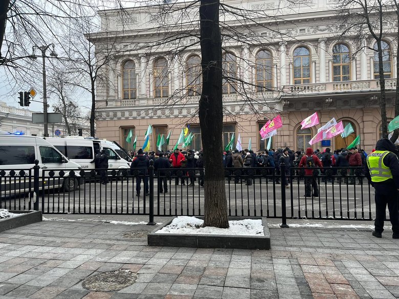 Под Радой митингуют ФОПы. Правоохранители перекрыли улицу Грушевского 07