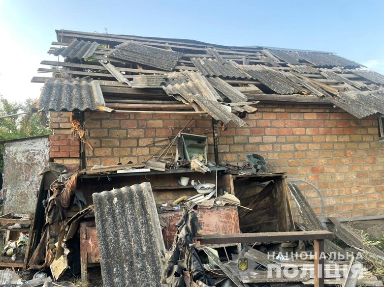 Наслідки обстрілів Дніпропетровщини рашистами. Пошкоджені будинки, газопровід, кладовище, - Нацполіція 02