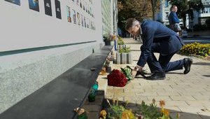 Вільямсон відвідав "Стіну пам'яті" в Києві. ФОТОрепортаж