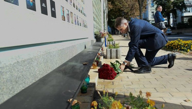 Вільямсон відвідав "Стіну пам'яті" в Києві. ФОТОрепортаж
