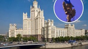 Ночью на элитной высотке в центре Москвы перекрасили звезду в сине-желтый цвет и вывесили флаг Украины. ФОТО