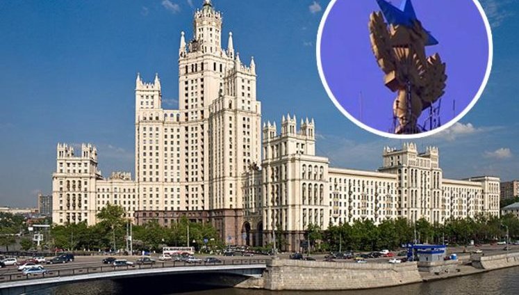 Ночью на элитной высотке в центре Москвы перекрасили звезду в сине-желтый цвет и вывесили флаг Украины. ФОТО