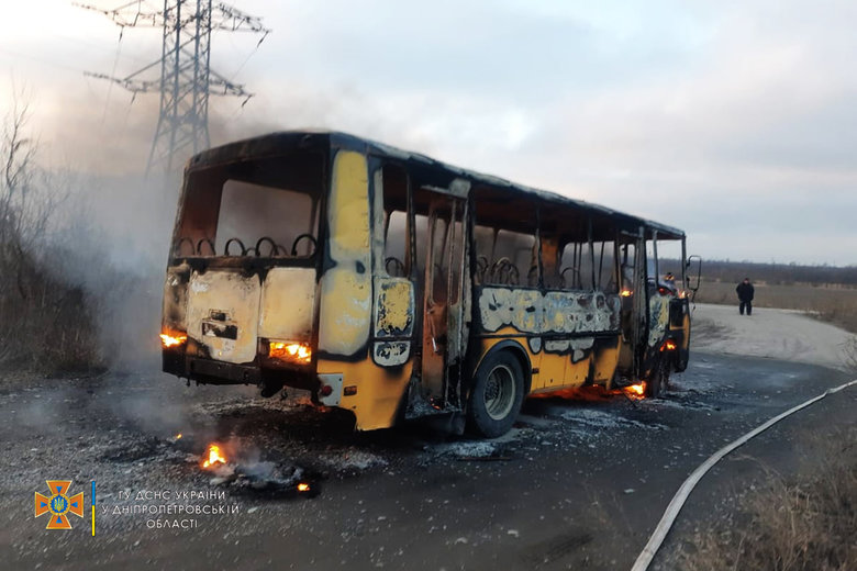 НП на Дніпропетровщині: під час руху спалахнув автобус, який перевозив робітників місцевого підприємства 01