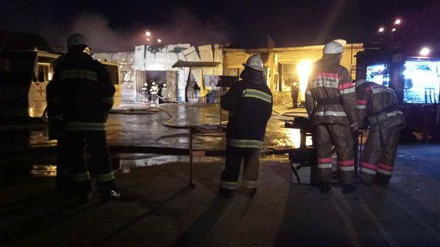 В Киеве возле метро Петровка загорелись склады 11
