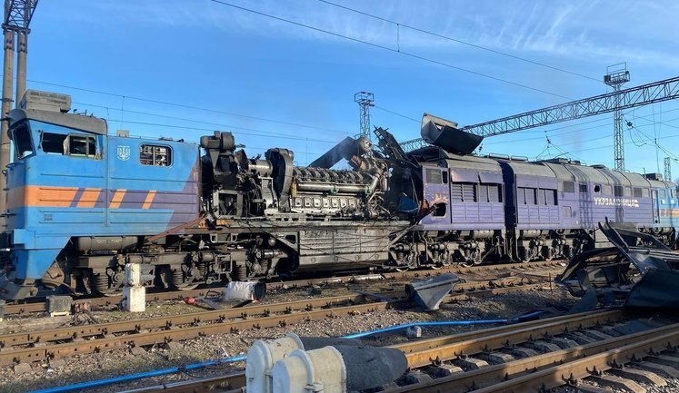 Враг атаковал железнодорожную инфраструктуру в четырех областях: повреждены локомотивы, - Кулеба. ФОТОрепортаж