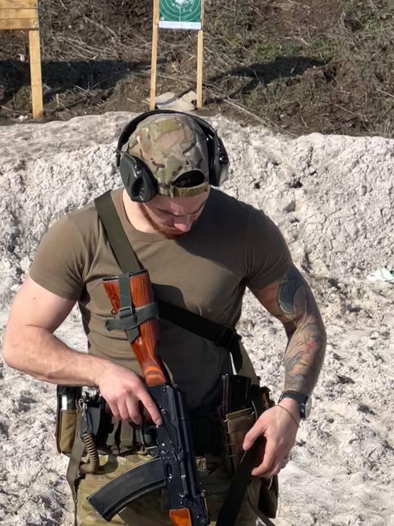 Керівник медгрупи позивний Евер: Часом медики віддавали штурмовикам свої плити, через що гинули, тому що їх також крила арта 01