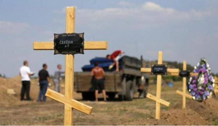 "Солдат №9": в Донецкой области посреди поля нашли стихийное кладбище террористов. ФОТОрепортаж