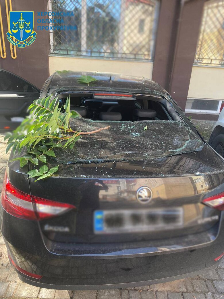 Наслідки ранкового обстрілу Херсона: Загинув 60-річний комунальник, двоє його колег дістали поранення 01