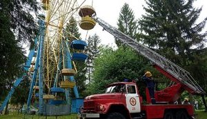 Во время работы в Луцке остановилось колесо обозрения, спасатели сняли 12 человек, - ГСЧС. ФОТО