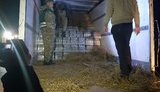 Возле границы с Польшей украинские пограничники остановили грузовик с 287 ящиками водки, припрятанными в тюках сена. ВИДЕО+ФОТОрепортаж