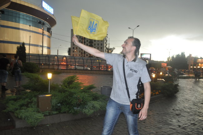 Лідер гурту Тимчасова Назва, гравець Що? Де? Коли? донеччанин Володимир Улахович: Біда Донецька в тому, що, опинившись перед доленосним вибором, місто вирішило не робити його зовсім. І цей вибір зробили за нього 02