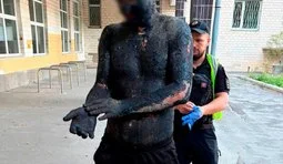 Заліз у діжку зі смолою, щоб пограбувати магазин: поліція затримала та 5 годин відмивала грабіжника у Києві. ВІДЕО+ФОТОрепортаж