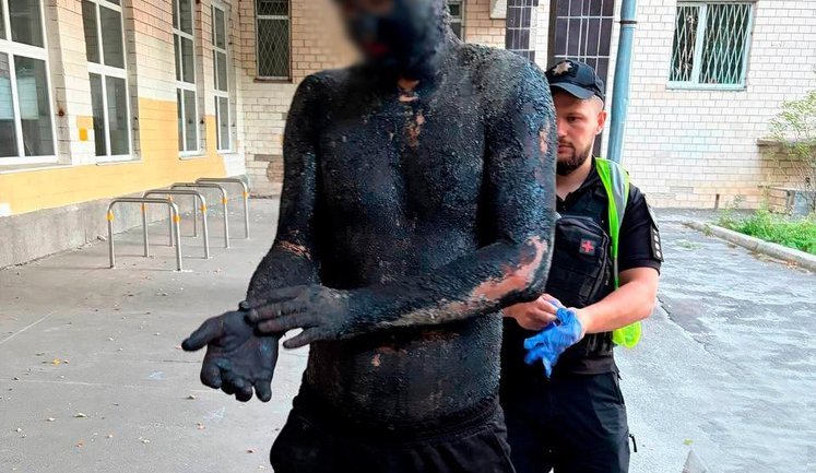 Заліз у діжку зі смолою, щоб пограбувати магазин: поліція затримала та 5 годин відмивала грабіжника у Києві. ВІДЕО+ФОТОрепортаж