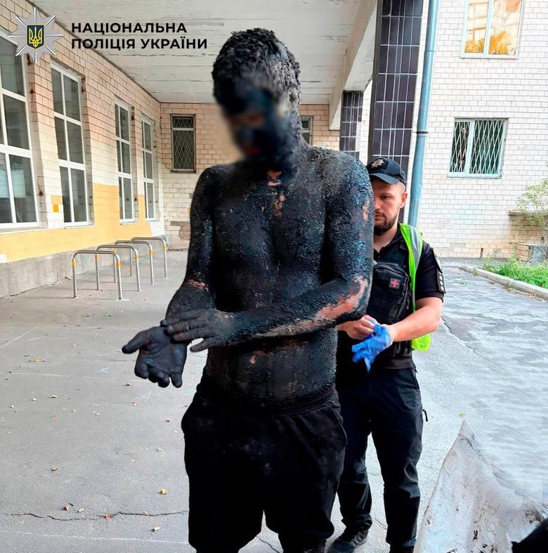 Чоловік заліз у діжку зі смолою та пограбував магазин у Києві