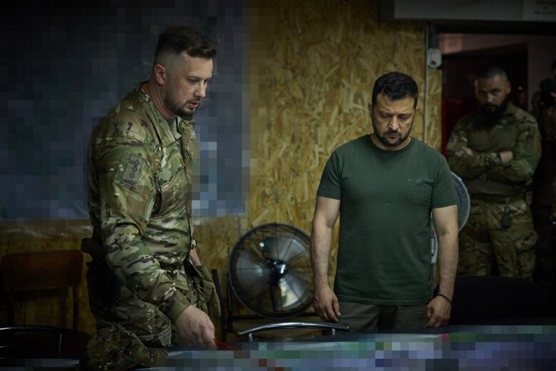 Зеленський відвідав бригади, які ведуть наступальні дії в межах ОТУ Соледар 06