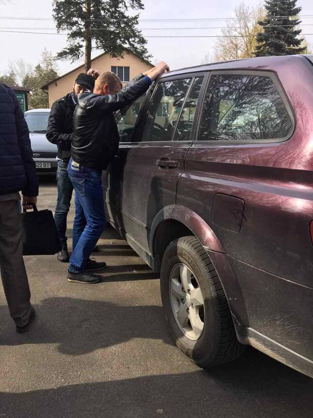 Голову сільради на Київщині затримали на хабарі 60 тисяч, - прокуратура 02