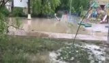 Трубу с горячей водой прорвало на Борщаговке в Киеве. Детскую площадку затопило кипятком. ВИДЕО