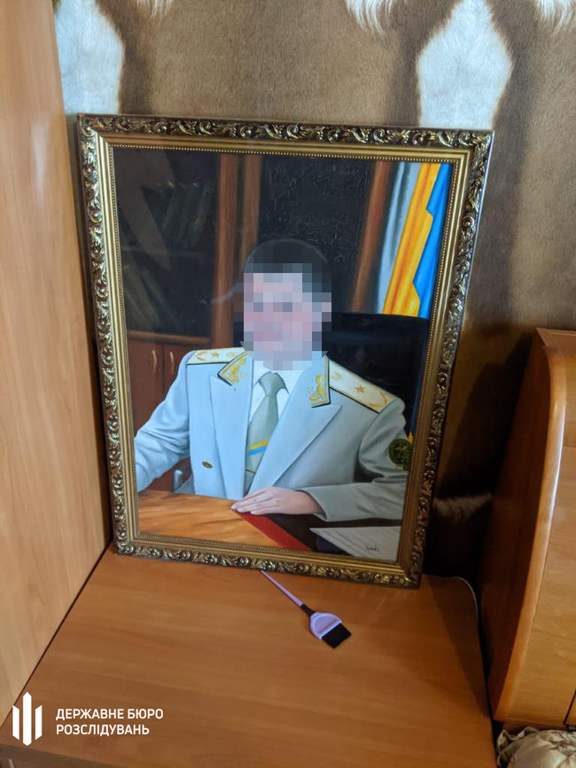 ДБР викрило чиновника Дніпропетровської митниці, який покривав незаконне ввезення імпортних автомобілів 01