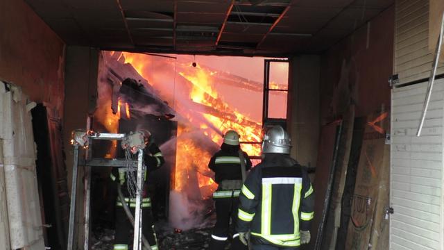 Під час пожежі на складі в Чернігові загинув працівник підприємства 02 Під час пожежі на складі в Чернігові загинув працівник підприємства 02