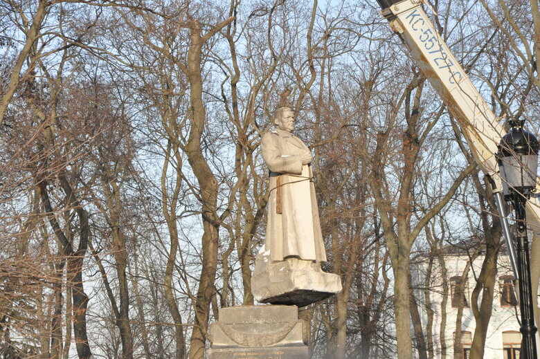 Пам’ятник радянському генералу Ватутіну демонтували у Києві 11
