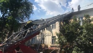 Мешканців старовинного будинку, у якого напередодні згорів дах, відселили в дитячий табір і до родичів, - мер Одеси Труханов