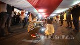 Бело-красно-белый флаг развернули на Майдане в Киеве в День белорусской символики. ФОТОрепортаж