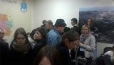 Госохрана "согнала журналистов в пресс-центр и заперла": Янукович идет по коридору. ФОТО