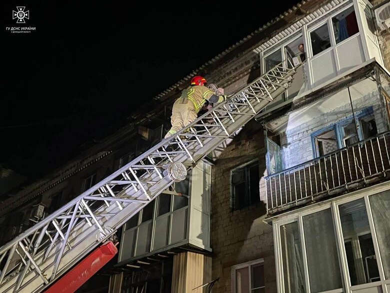 Вночі росіяни завдали удару по Селидовому Донецької області, є загибла, врятовано 5 осіб, серед них - дитина 02