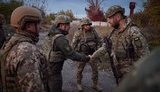 Зеленський відвідав передові позиції українських воїнів на Донбасі. Йому показали протидронну рушницю. ФОТОрепортаж