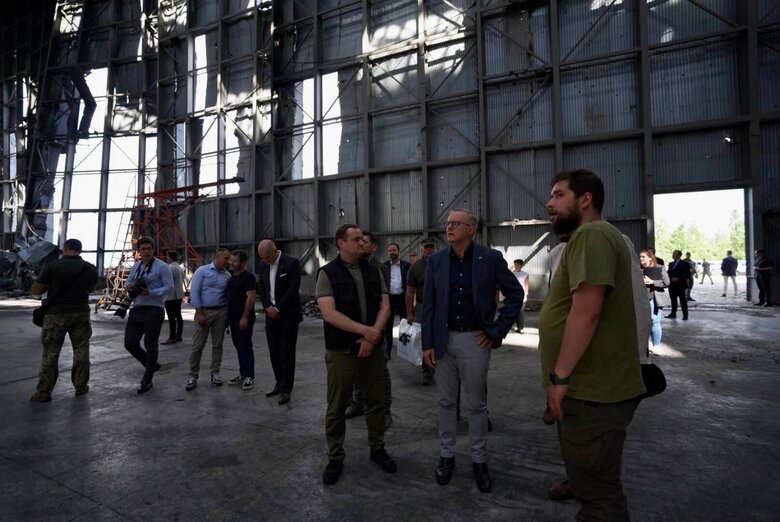 Премьер-министр Австралии Албаниз посетил Бучу, Гостомель и Ирпень, - Кулеба 04