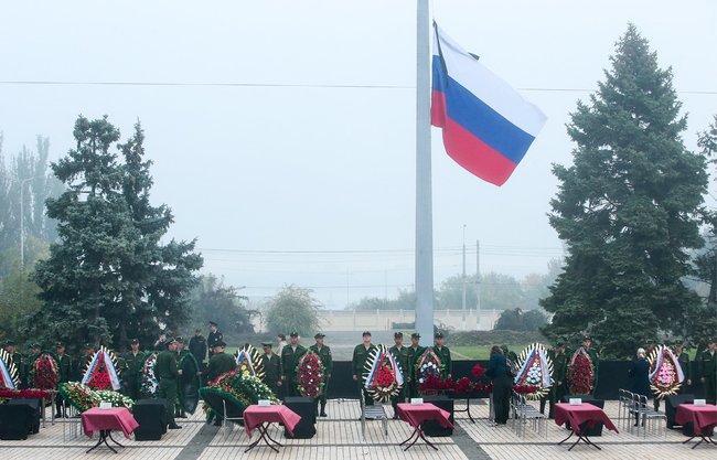 Оккупированная Керчь прощается с погибшими в политехническом колледже 01