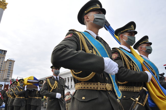 С погибшим Героем Украины Тарасом Матвиивым простились на Майдане Незалежности в Киеве 62