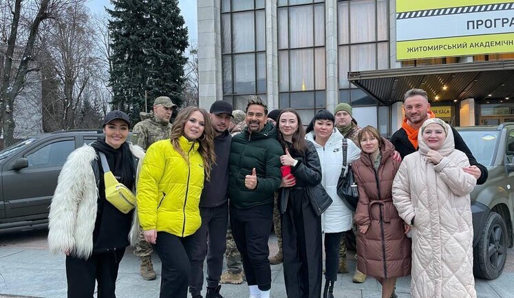 Група українських артистів-волонтерів придбала і передала десантникам з 95-ї бригади 4 автівки. ФОТО
