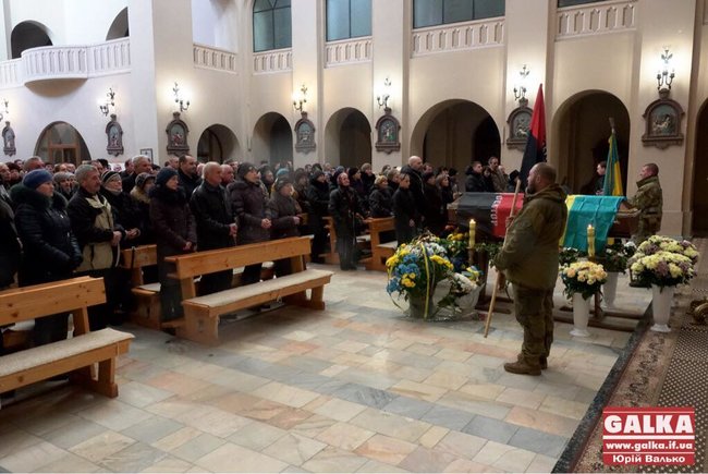 Із загиблим у зоні АТО воїном ДУК Правий сектор Андрієм Витвицьким попрощалися в Івано-Франківську 09