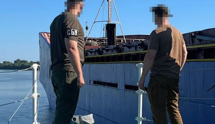 Допомагав рашистам вивозити з Криму вкрадене українське зерно: Затримано капітана іноземного вантажного судна, - СБУ. ФОТОрепортаж