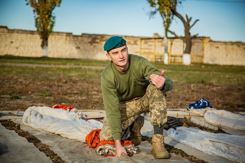 В одного з наших поранених опух палець, на якому був золотий перстень. Росіяни його просто відрізали, щоб забрати прикрасу, – оборонець Маріуполя після полону 01