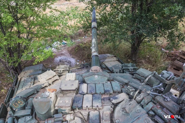 Боевой танк обнаружили на свалке в России 06