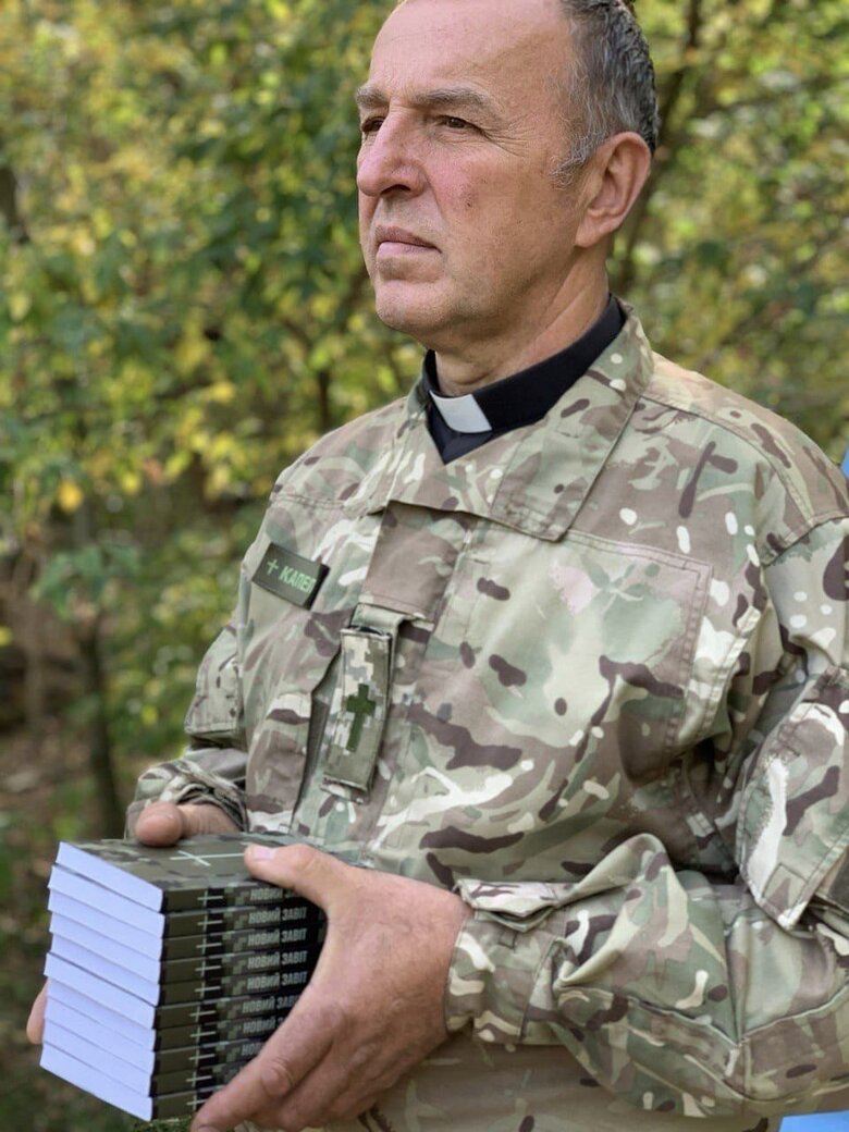 Військовий капелан Олег Усатюк: Телефонує побратим: Танчик вистрілив у мій бліндаж, снаряд упав у трьох метрах - і не розірвався! Пастирю, дякую за молитву! 01