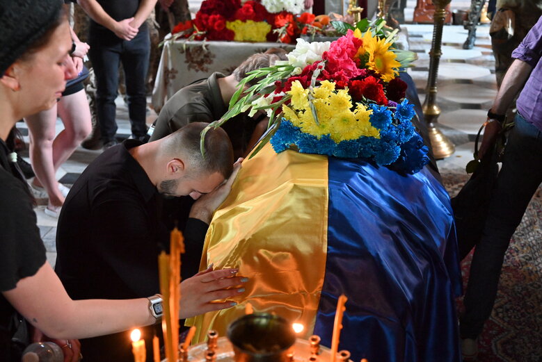 У Володимирському соборі попрощалися із загиблим у боях за Україну воїном Микитою Оптимістом Красновідом 32