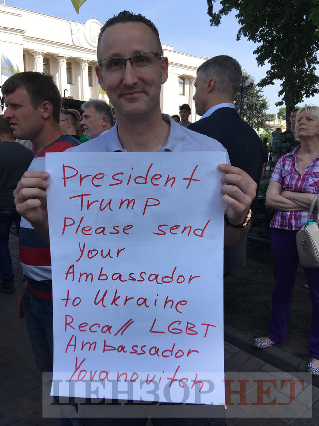 Чому інтереси меншості захищають? і Це все справа рук сатани - вони знищать планету: під Радою відбувається Всеукраїнський сімейний протест 03 Чому інтереси меншості захищають? і Це все справа рук сатани - вони знищать планету: під Радою відбувається Всеукраїнський сімейний протест 03