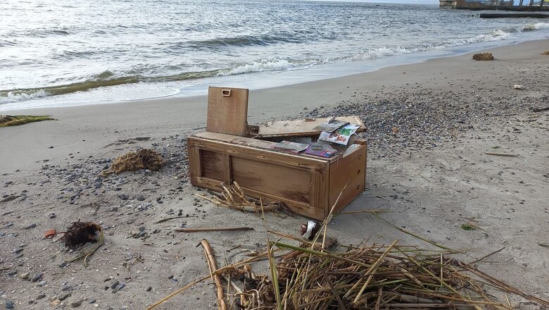 Тумбочка з дитячими книжечками - море винесло частину чийогось мирного життя 01