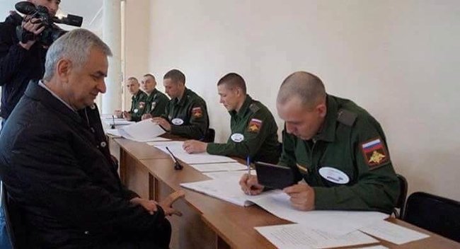 Маячня як вона є: самопроголошений президент самопроголошеної Абхазії на військовій базі голосує за Путіна, - Корчілава 01