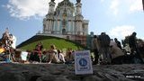 Андреевский спуск защищают от автомобилистов: "кирпич" давно не помеха. ФОТОрепортаж